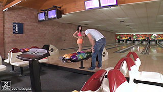 21 SEXTURY - Cassie Right wants a cock down her alley