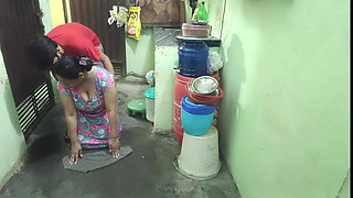 Meri Hot Nokarni Pocha Laga Rahi Thi, Maine Piche Se Pakad Kar Muh Mein Thok Diya