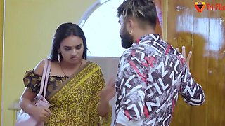 Alluring Indian MILF beauty horny xxx video