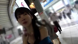 美脚美女がソフト痴女プレイで男の乳首を舐めまくり