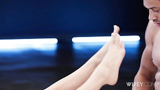 Gorgeous sideways pose fuck with a long-legged brunette Jessie