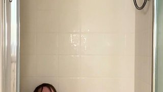 Bubble butt amateur goes solo with a toy in the powder room