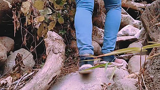 Bengali bhabi ko pahar ki jungle pe le ke chod diya. Taken to hill jungle and fucked hard