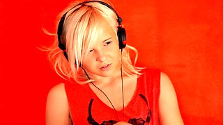 Blonde emo amateur solo masturbation