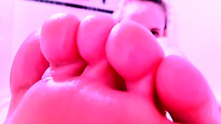 Sleaze blonde has the kinky foot fetish