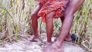 Bangali bhaiya ne bhabhi ko jungal me ghori bana ke boudi me chod dala.indian Desi Village dehati ki aunty hindi viral sex video