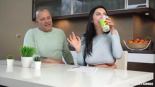 Big Naturals - The New Girl 1 - Kira Queen