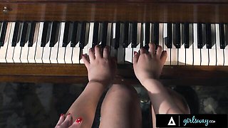 Bubble butt action with luring Scarlett Alexis and Chanel Camryn from Girls Way