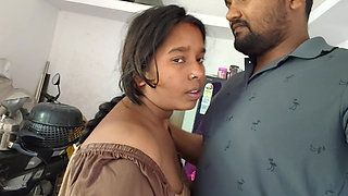 First time bhai ne aapni badi bahan ko aapna land dekhaya aaur aapne bahan ke otho ko chum chum kar romantic mood bana diya.