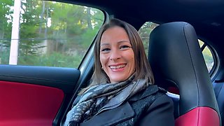 Belle brune pulpeuse s offre un beau mec