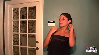 Splendid brunette plays with her vulva in outdoor bathroom