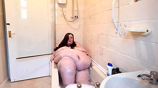 Ssbbw bath time fun and belly jiggle