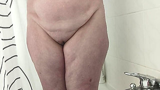 BBW Shaves in the Shower