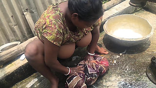 Indian Bhabhi Looks Amazing While Carrying Clothes