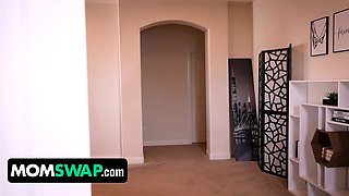 Dazed stepsons catch their mylf stepmothers acting like sloppy perverts - momswap