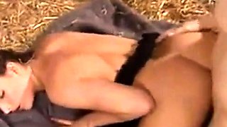 Deutsche Schnheit liebt Hardcore-Sex auf dem Heu