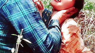 Seeing Indian Bhabhi alone in the forest, Bhabhi's brother-in-law made sex with her