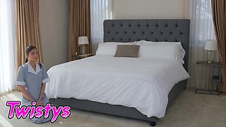 Fit Milf India Summert een maid Emily Willis