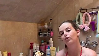 Gorgeous cougar black-haired Katy Soles very first washes raw feet and then her flawless toes with soap