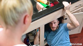 Czech housewife with legs wide open Kate Dee seduces handsome plumber