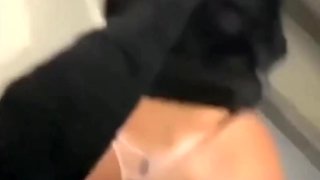 il dechire sa beurette dans l escalier