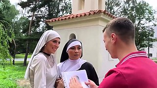 Pickup Club - Lucky Guy Has Threesome FFM Sex Outdoor
