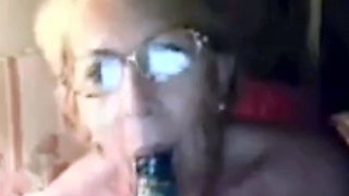 A 74 ans je leche mon gode comme personne