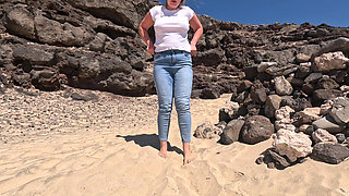 Casual Beach Pee - Jeans Wetting Outdoors
