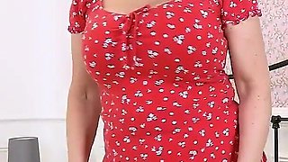 Mature Lady Wendy Leigh From the UK Will Amaze You with Her Big Boobs and Succulent Slit