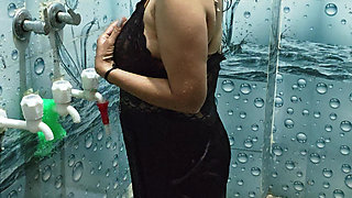 Desi Bhabhi Bathing