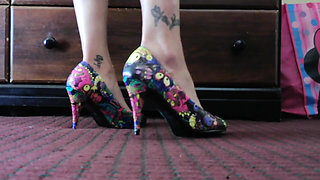 High heel pump shoe play standing