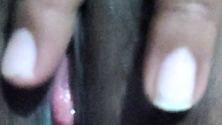 Chudai ki pyasi bhabhi dekhiye kaise masal rahi chut ko