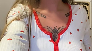 Goth teen fingers her virgin big ass on camera