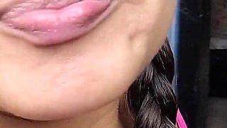 Arregacando a Buceta Com Cambio Do Carro