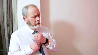 Viejo Prefiere El Trabajo Y No Satisfacer A Su Esposa