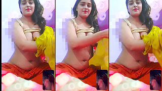 Desi Indian girl fingering and showing her boobs on What'saupp video call viral mms video