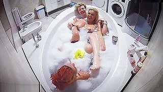 Three hot girls fuck in bath