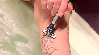 Fetish Shaving legs & pussy in hot tube