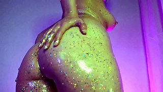 Naked MILF seductress shows off fabulous ass on webcam
