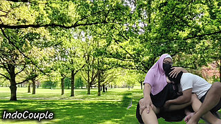 Rekaman seks pasutri indo lagi asik nyepong kontol pasangan berhijab di taman umum