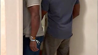 Casada gulosa sofrendo pra aguentar dois negros big black cock pauzudos e ainda humilha o corno