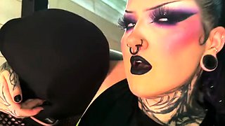 Miss Evilia Bathory – Sweaty Armpit Licking And Sniffing