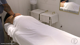 Legit massage client gets a happy ending