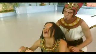 Egyptian queen gets pounded in the bath of the pyramid
