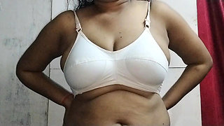 Desi aunty ko kapde badalte bade bade boobs dabaya