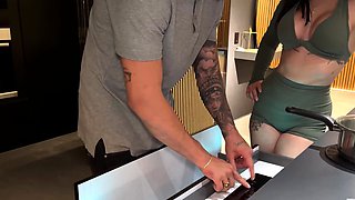 Iris Rodriguez Thanks With Her Pussy To Hotel Service Boy