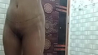 Shower Sex Video Desi Girl a Taking Shower and Showing Her Nice Pussy Desi XXX