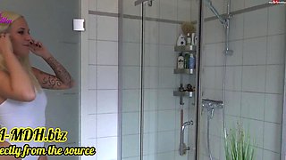 Lara-CumKitten - Kommst du mit mir duschen - Beobachte mich