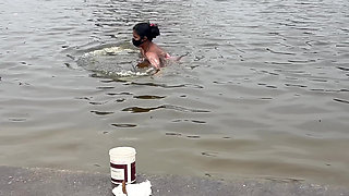 Desi Bhabhi Gaon Ki Talab Par Nahane Gayi   Devar Ke Saath Outdoor Sex Video Full Hindi Audio Viral Video