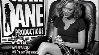 Whore blonde blowing cock in car